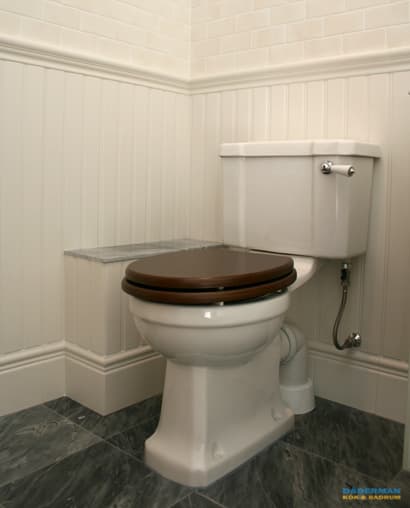 Badrum med marmorgolv och dubbelhandfat