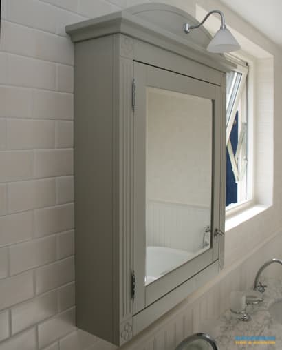 Badrum med marmorgolv och dubbelhandfat