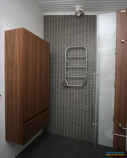 Badrum med mosaik i olika färger