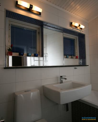 Badrum med mosaik i olika färger