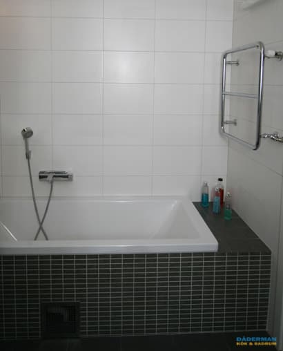 Badrum med mosaik i olika färger