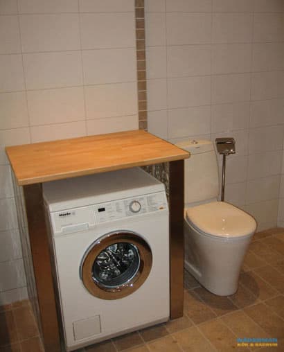 Badrum med sandfärgat kakel