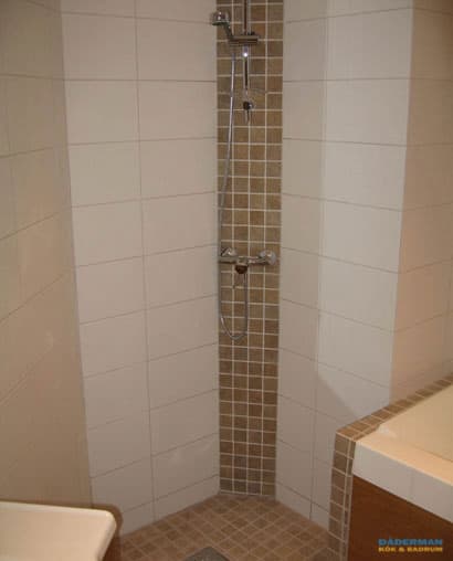 Badrum med sandfärgat kakel