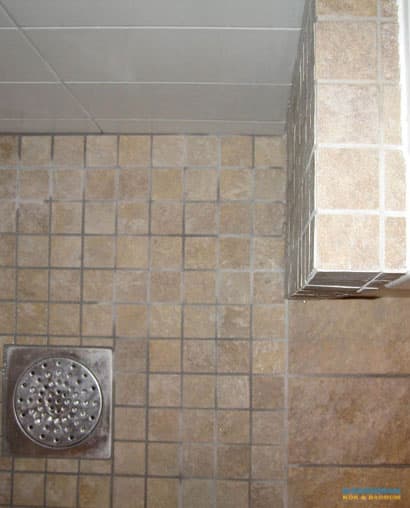 Badrum med sandfärgat kakel
