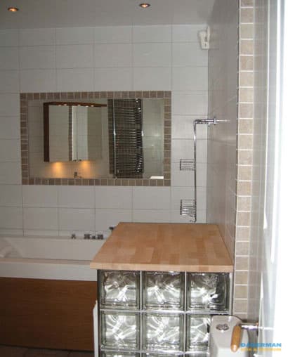 Badrum med sandfärgat kakel