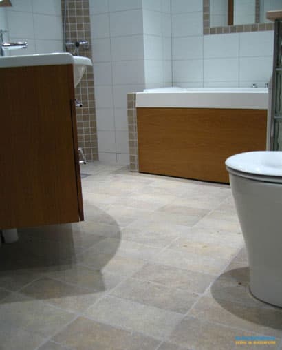 Badrum med sandfärgat kakel