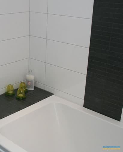 Badrum med separat badkarsdel