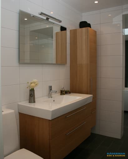 Badrum med separat badkarsdel