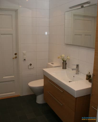 Badrum med separat badkarsdel