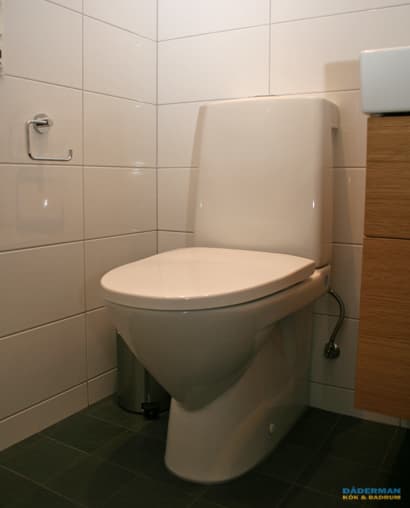 Badrum med separat badkarsdel