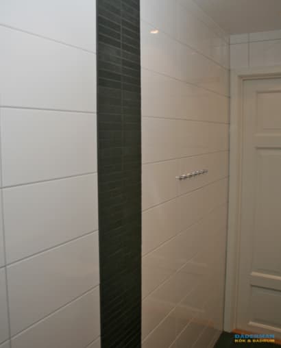 Badrum med separat badkarsdel