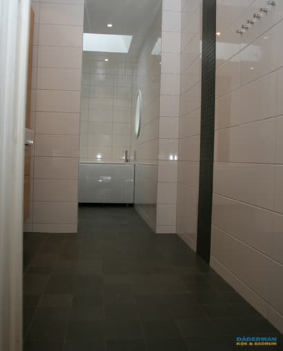 Badrum med separat badkarsdel