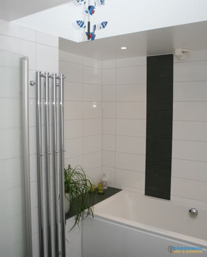 Badrum med separat badkarsdel