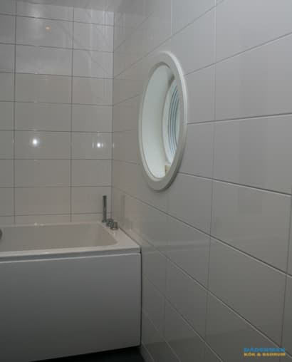 Badrum med separat badkarsdel