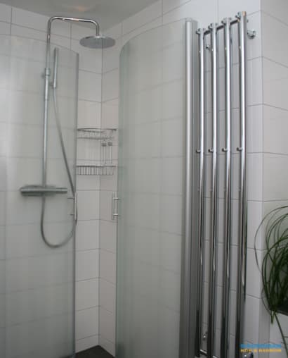 Badrum med separat badkarsdel