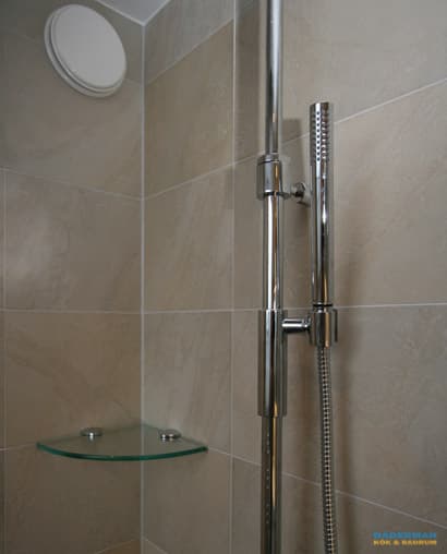 Badrum med snedtak och bastu