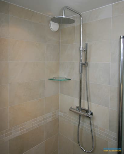 Badrum med snedtak och bastu