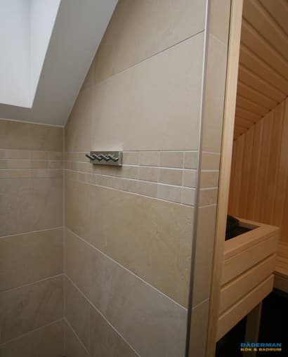 Badrum med snedtak och bastu