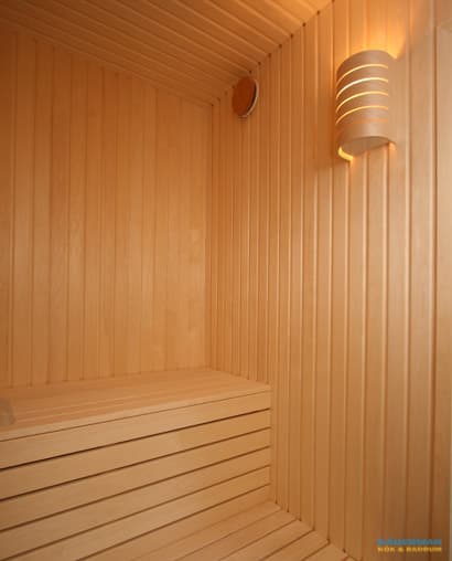 Badrum med snedtak och bastu