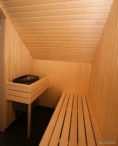 Badrum med snedtak och bastu