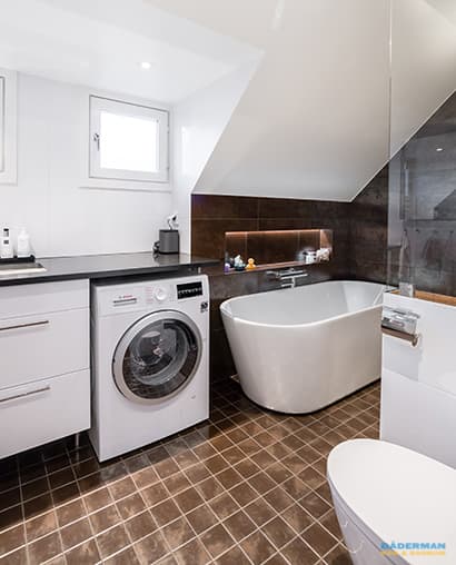 Badrum med snedtak och bastu