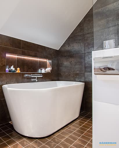 Badrum med snedtak och bastu