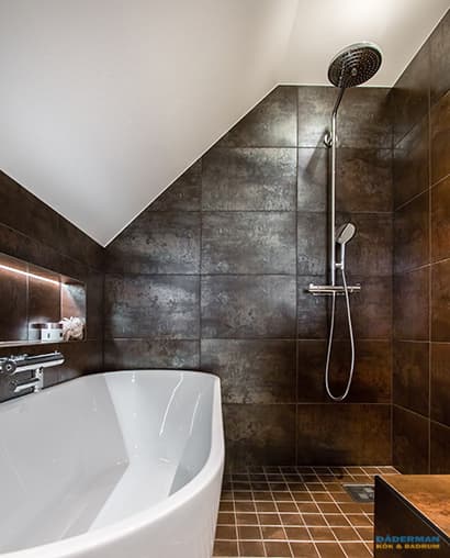 Badrum med snedtak och bastu