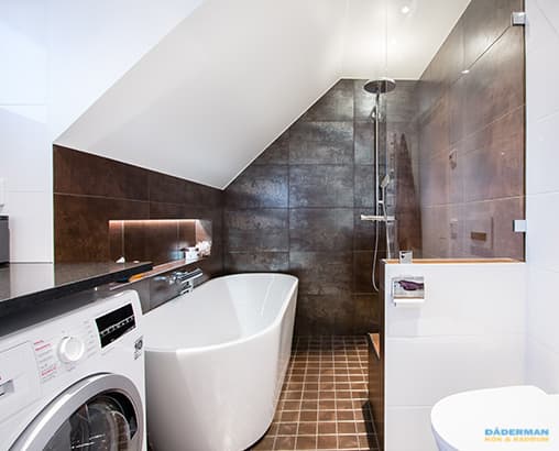 Badrum med snedtak och bastu