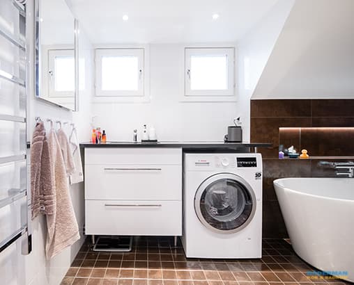 Badrum med snedtak och bastu