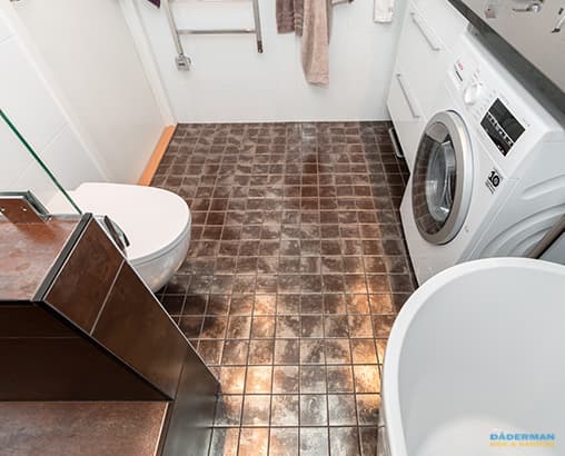 Badrum med snedtak och bastu