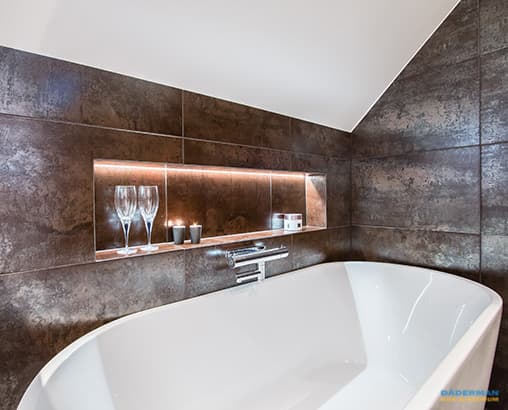 Badrum med snedtak och bastu