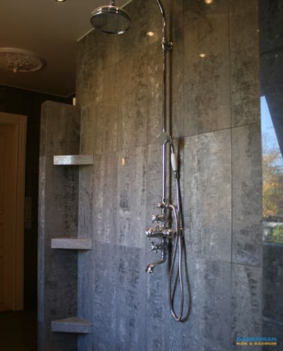 Badrum med stenkänsla och bastu