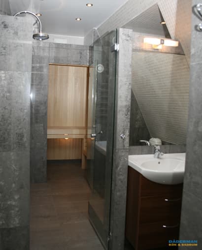 Badrum med stenkänsla och bastu