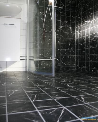 Badrum med svart marmor
