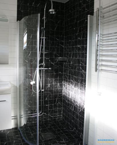 Badrum med svart marmor