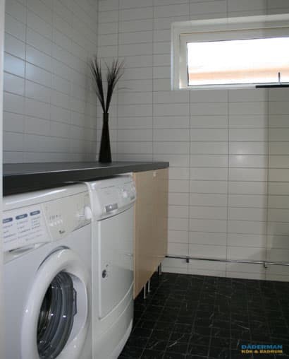 Badrum med svart marmor