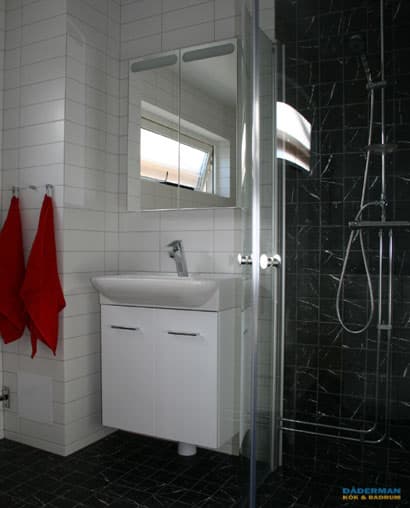 Badrum med svart marmor