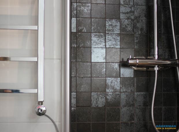 Badrum med svart mosaik