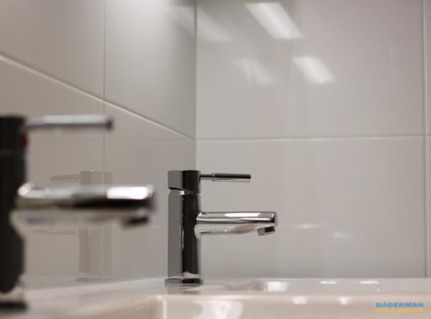 Badrum med svart mosaik