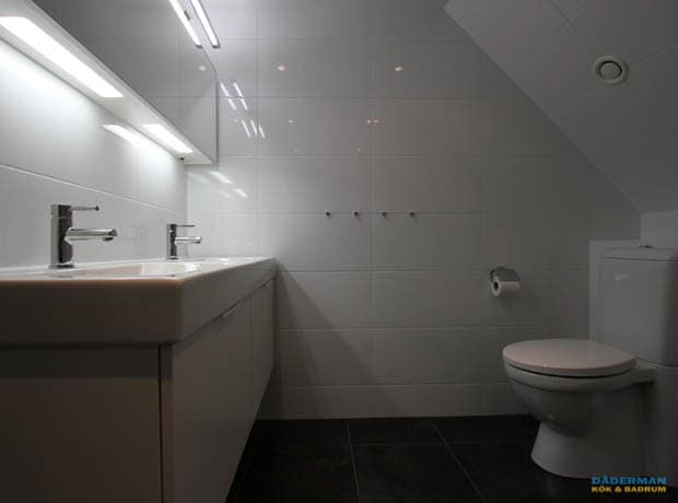 Badrum med svart mosaik