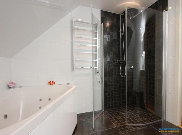 Badrum med svart mosaik