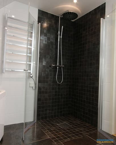 Badrum med svart mosaik