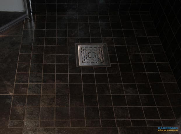 Badrum med svart mosaik