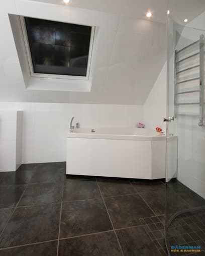 Badrum med svart mosaik