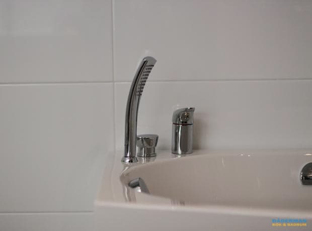 Badrum med svart mosaik