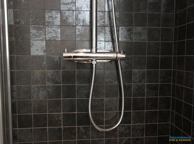 Badrum med svart mosaik