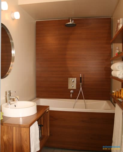 Badrum med träliknande inslag