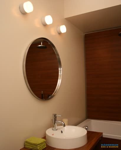 Badrum med träliknande inslag