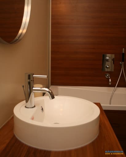 Badrum med träliknande inslag