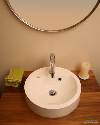 Badrum med träliknande inslag